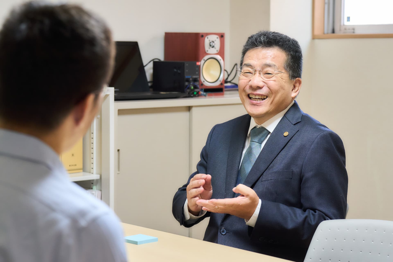 藤原笑顔で相談中